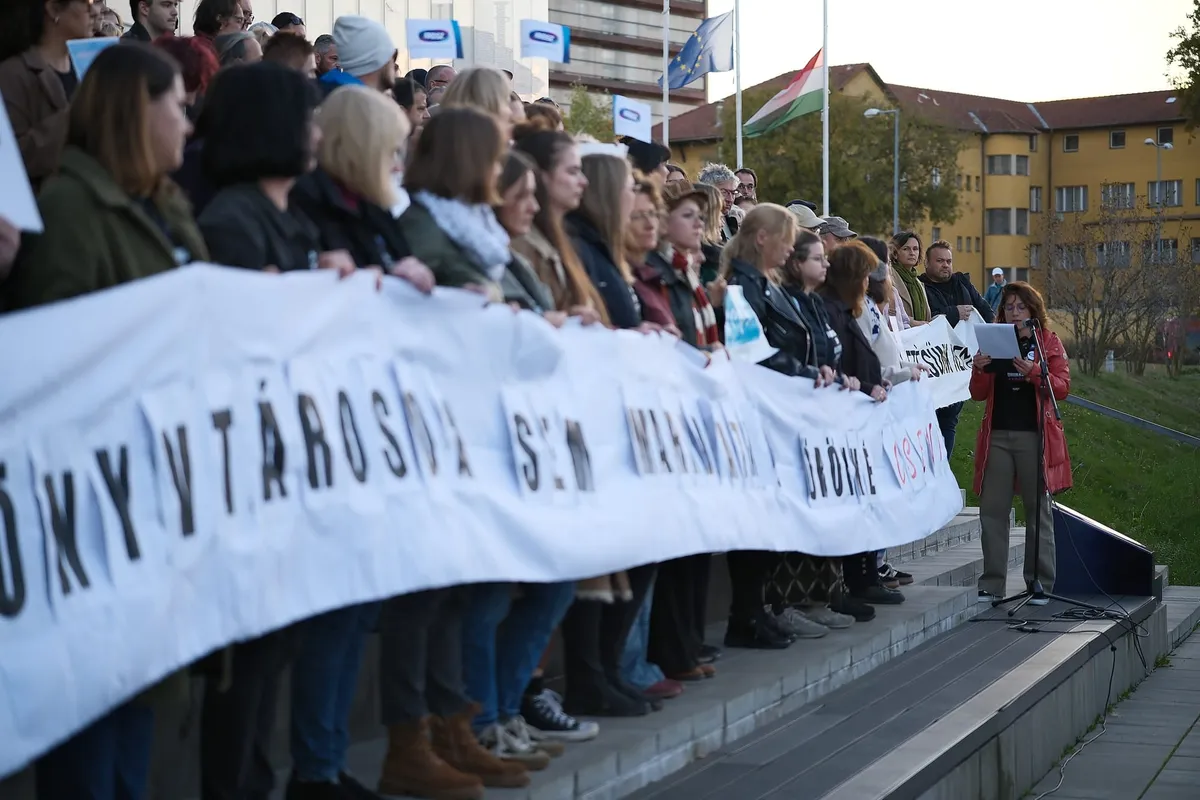 Könyvtárbuszokkal lassíthatják a forgalmat a közművelődési dolgozók Pécsen, ha nem rendezi a kormány az ágazati béreket