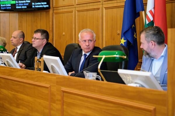 Élő adásban utalta át a város utolsó törlesztőrészletét a pécsi polgármester