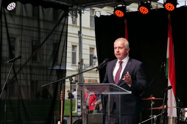 Péterffy Attila: Pécs a megtűrt városok között van, szakmai munkával és egyenes gerinccel ennyit lehet elérni a kormánynál