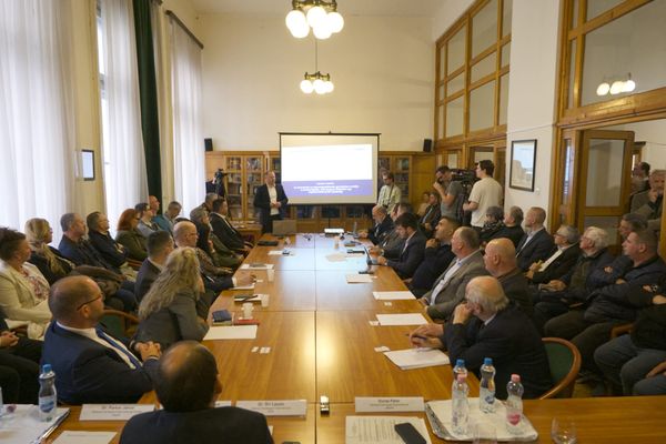 Nem tudni, ki költözne a Pécs mellé tervezett óriási ipari parkba, de kérik, ne legyenek álmatlan éjszakái senkinek