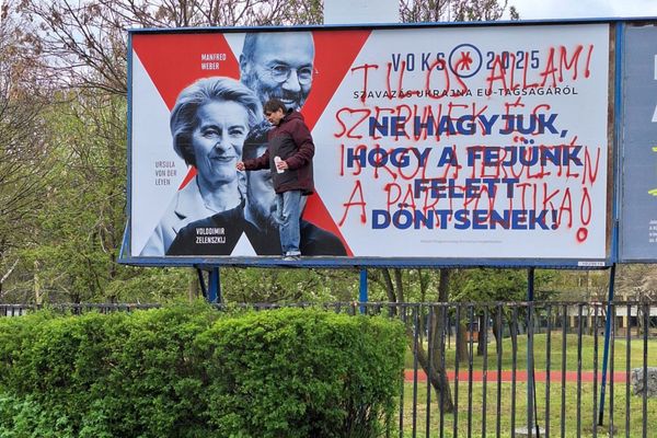 Nyolcezer forintos rongálás miatt ítélték el a „plakátjavító” pécsi aktivistát