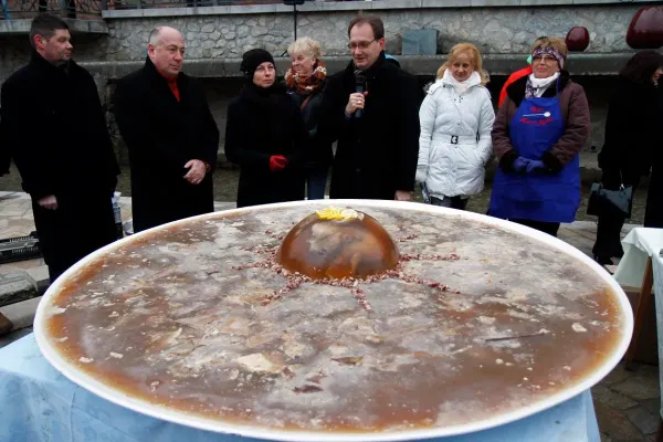 Vallomás: Hoppál Péter a mi Paris Hiltonunk