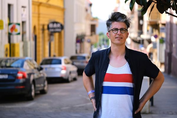 Francia írónak hitték a kedvenc pécsi kávézójában, aztán Jehan Paumero tényleg írt egy könyvet, de magyarul