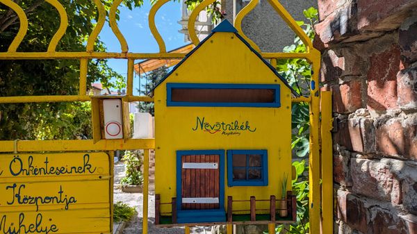 #209 – Halkított kiáltások | Pontatlan menetek | Emlékező térbútorok