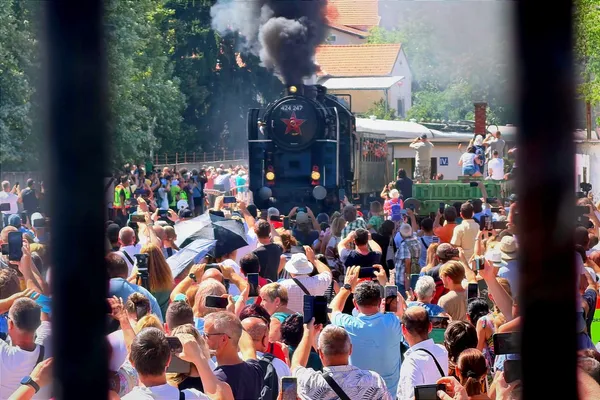 ,,A vonat előreláthatólag 15 percet késik” – Nevetéssel indult újra a vasúti személyszállítás Komlón