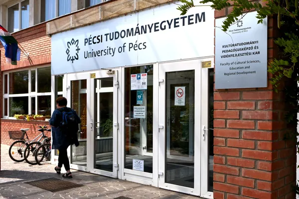 A fideszes „PhD-gyárként” működő filozófia doktori iskola megszüntetését kérte a PTE oktatója, az egyetem októberben tárgyalja a kérdést