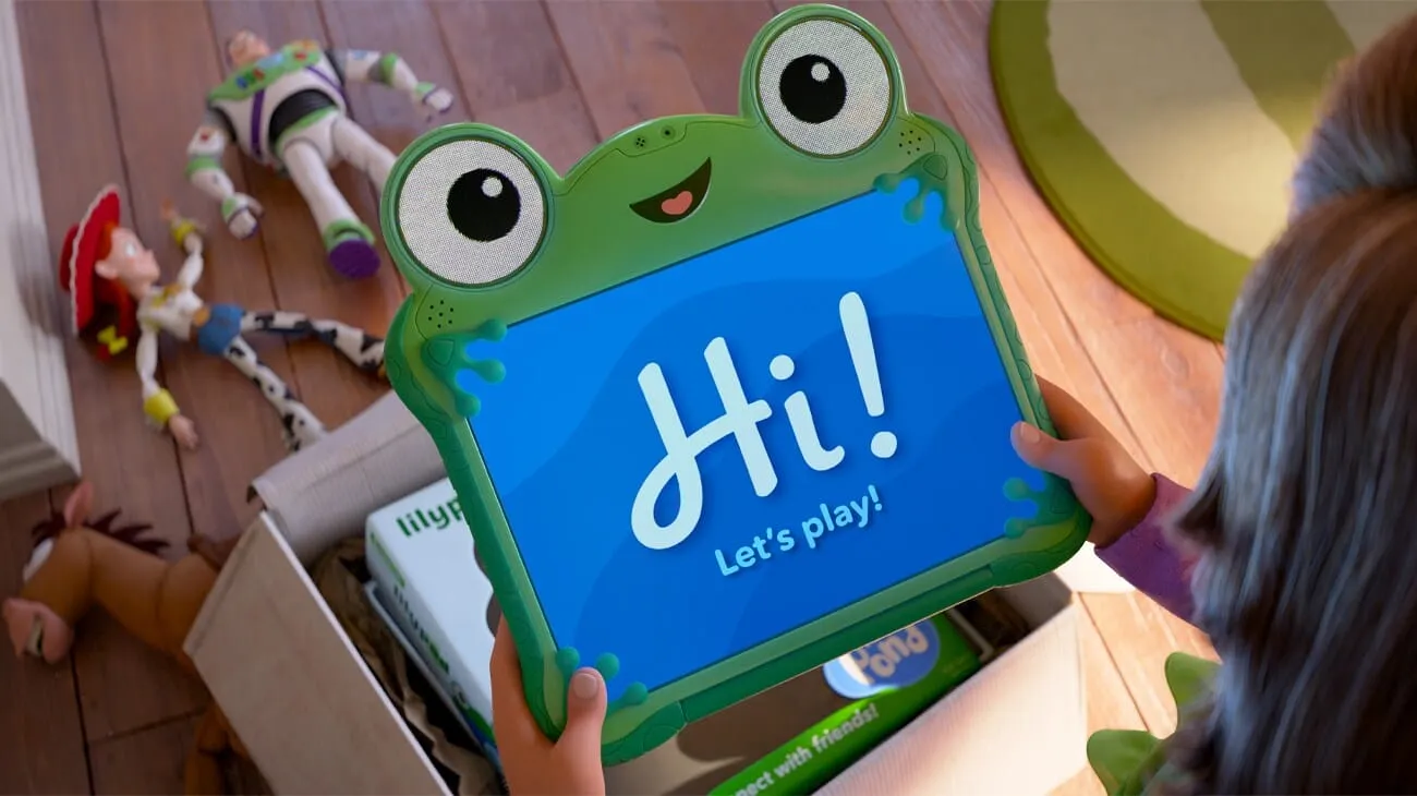 Kurbağa kılıflı tablet Lilypad, ekranında gülümseyen bir yüzle.