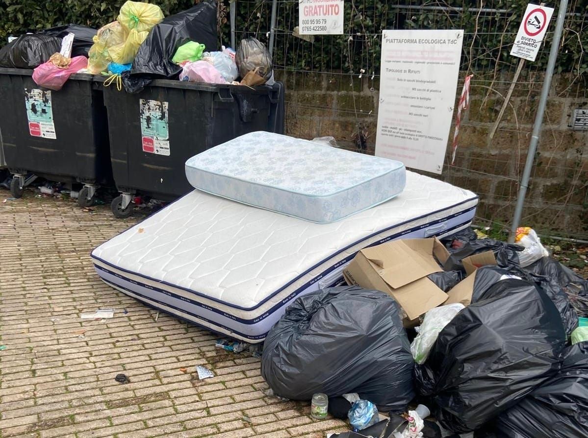 Scarica due materassi a Terre dei Consoli e fugge: caccia al responsabile