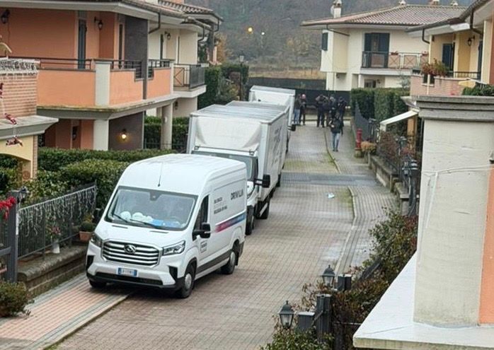 Don Matteo in uno dei comparti di Terre dei Consoli: troupe autorizzata senza confronto, residenti chiedono spiegazioni