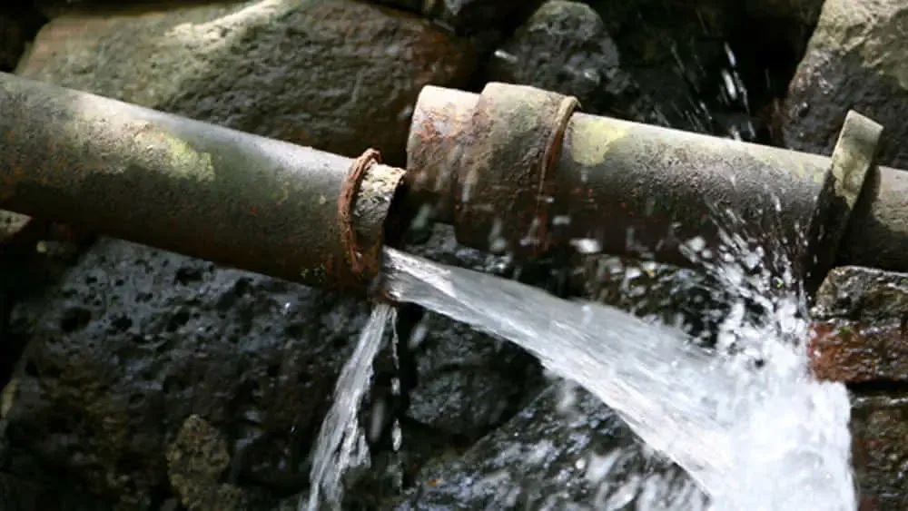 Ancora un guasto idrico: lavori per la fibra danneggiano una condotta in via XIII Settembre