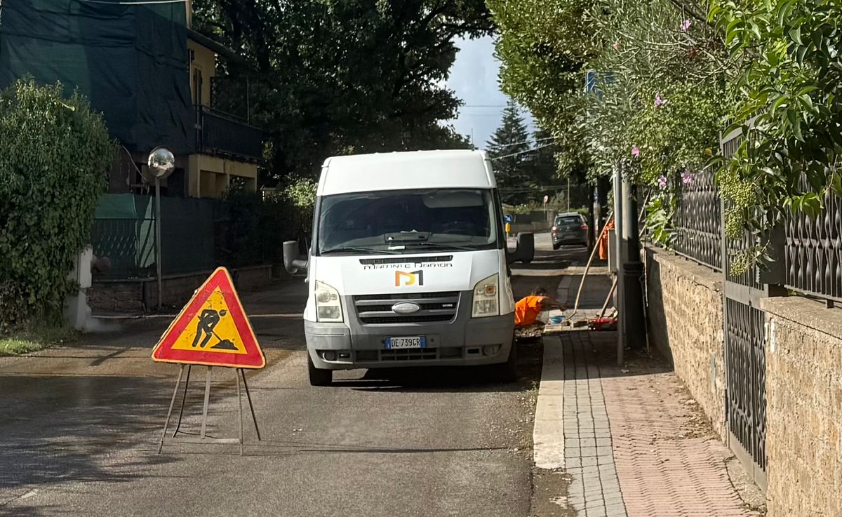 Operai al lavoro per la perdita d’acqua in via Strada Nuova