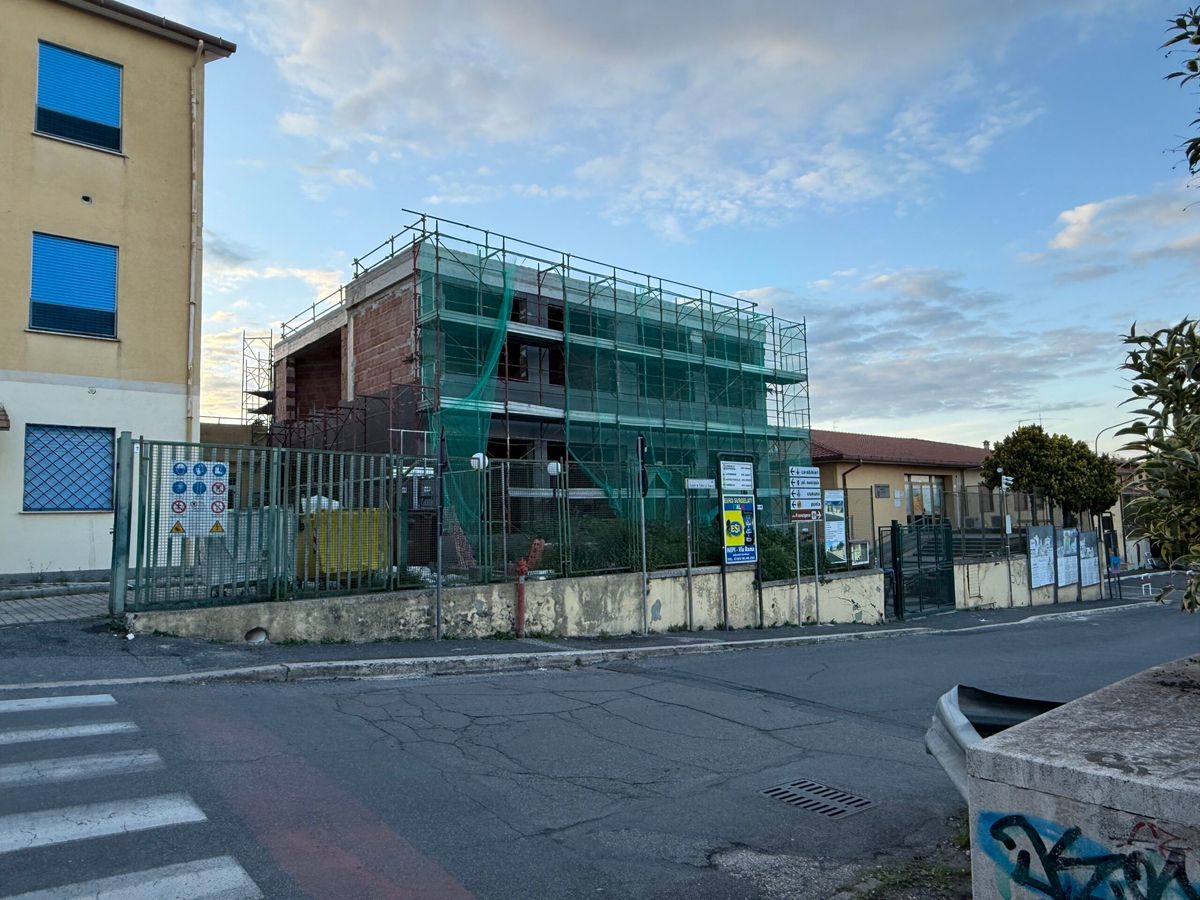 Da due anni solo uno scheletro: la scuola media resta ferma