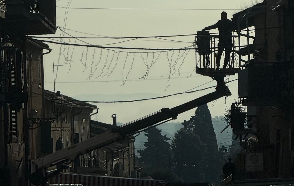 Luci di Natale, lavori in corso: dopo le riprese di Don Matteo si montano le illuminazioni