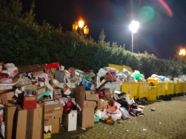 Rifiuti accumulati a Tdc: residenti sul piede di guerra, “la TARI la paghiamo anche noi”