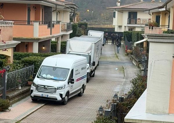 Don Matteo in uno dei comparti di Terre dei Consoli: troupe autorizzata senza confronto, residenti chiedono spiegazioni