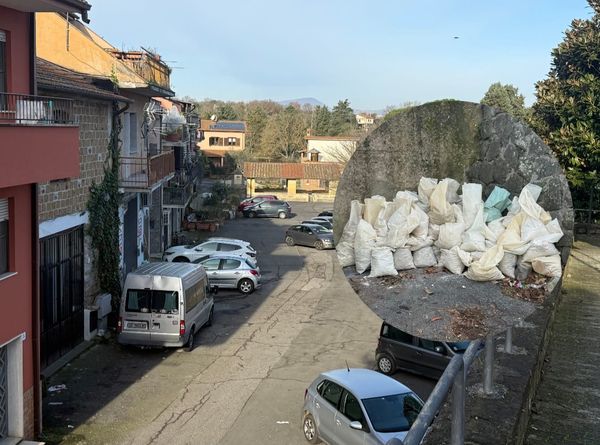 Piazzale La Marmora tra incuria e attese: la segnalazione di un cittadino