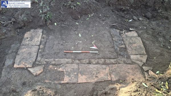 Persone con metal detector nell’area degli scavi di via Dante Alighieri: nessuna autorizzazione dal Comune