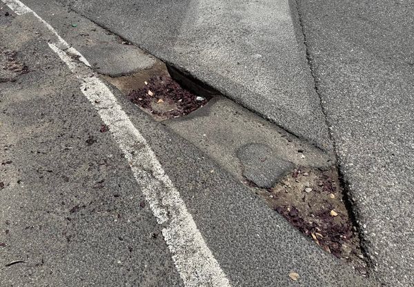 Segnalazione: buca pericolosa allo stop per immettersi su via Prato della Fontana