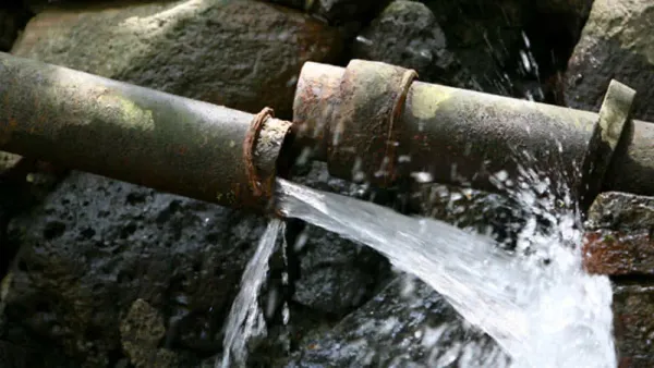 Ancora un guasto idrico: lavori per la fibra danneggiano una condotta in via XIII Settembre