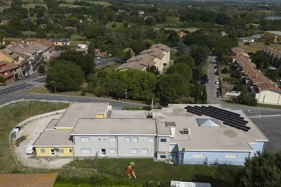 Soste selvagge davanti alle scuole: l’amministrazione annuncia più controlli