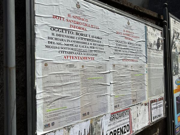 Il Sindacato dei Giornalisti condanna i manifesti del Sindaco Giglietti: “Intimidazione inaccettabile”