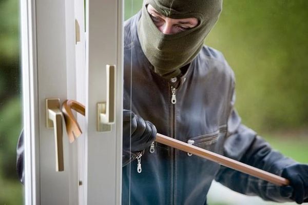 Ladri in azione a via G.B. Compagnucci: i residenti li mettono in fuga