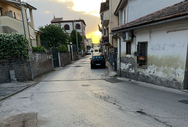 Lavori per la fibra: tranciato un tubo del gas, chiusa via Filippo Gabrielli. Nei giorni scorsi danneggiata anche la rete idrica