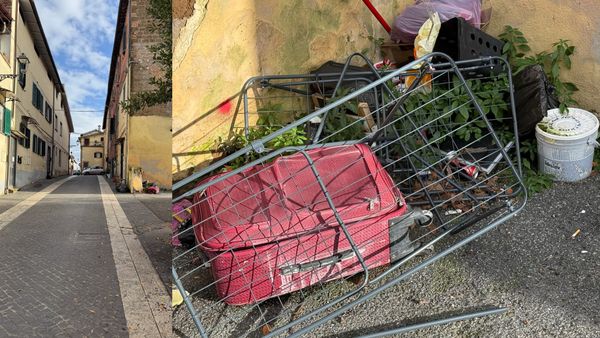 Parcheggio di via Marconi, segnalati rifiuti e oggetti abbandonati