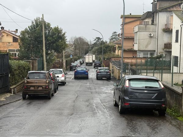 Via Kennedy, i residenti segnalano: “Auto ovunque, difficile entrare e uscire di casa”