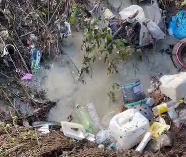 Alveo ostruito da rifiuti a Terre dei Consoli: esondazione e cedimento di un muro