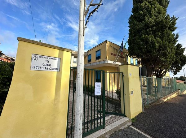 Quando piove, l’acqua arriva sui banchi: allarme nella scuola media di Monterosi