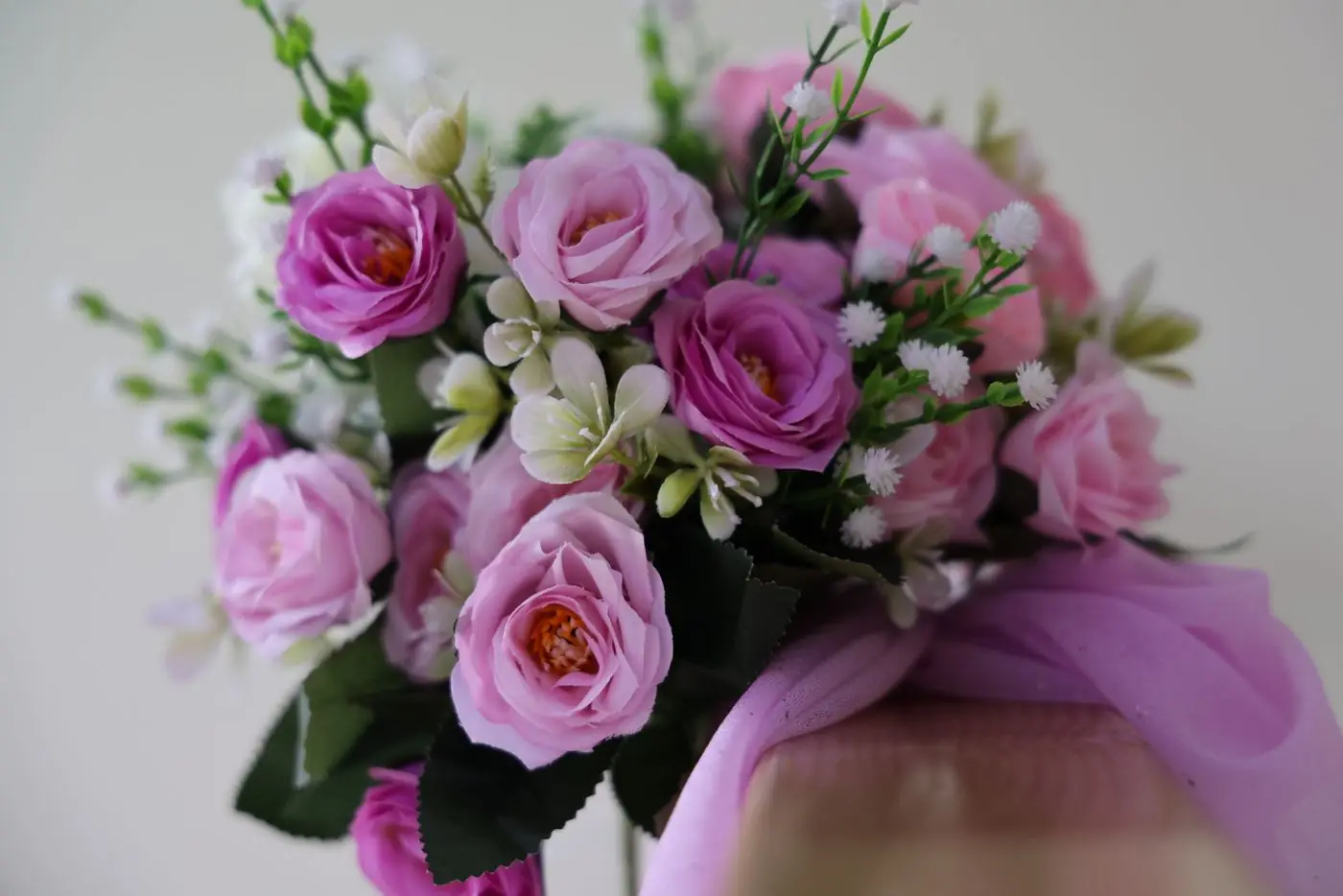 Beautiful bouquet with pink roses and white flowers, perfect for weddings.