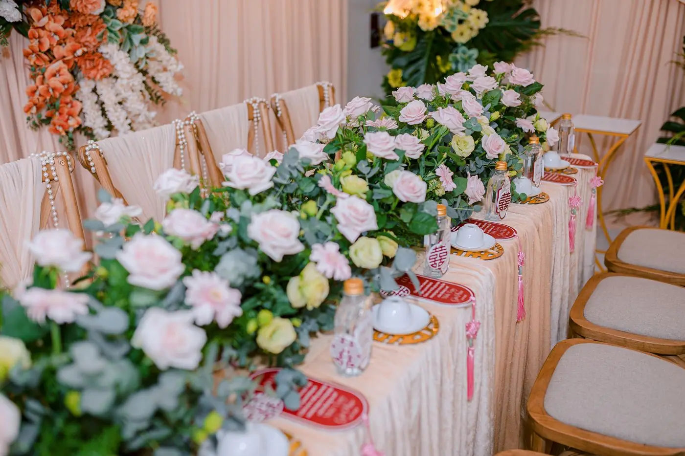 Exquisite wedding table setting adorned with pink and white roses for a luxurious celebration.