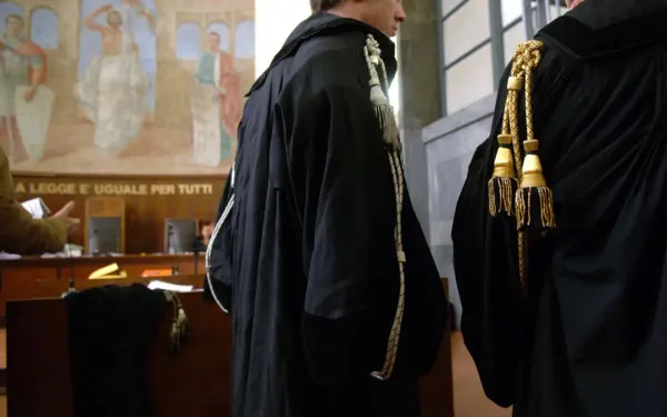 Arrestare chi finanzia Hamas, ma scusarsi prima con l’ideologia