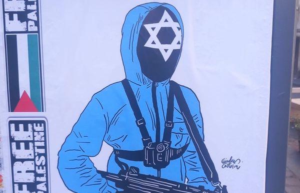 Manifesti anti-Israele con mitra e Stella di David a Catania