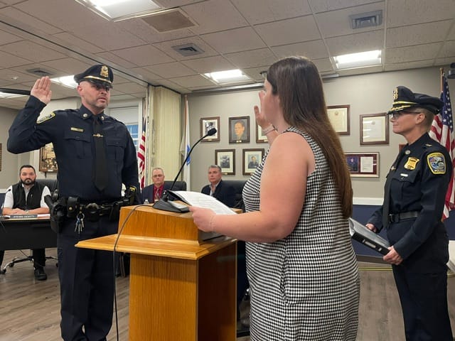 Lieutenant Thomas Baragwanath receives oath from Town Clerk Andraea Cesarini 