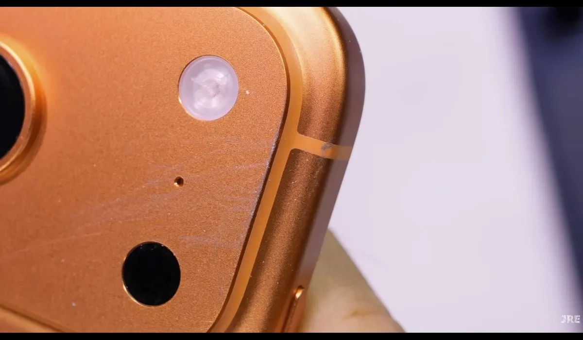 iPhone 17 Scratchgate Exposed frame scratches durability issue