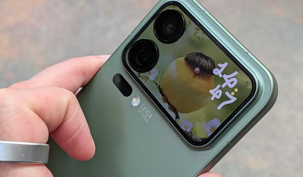 Xiaomi 17 Pro Max rear screen close-up