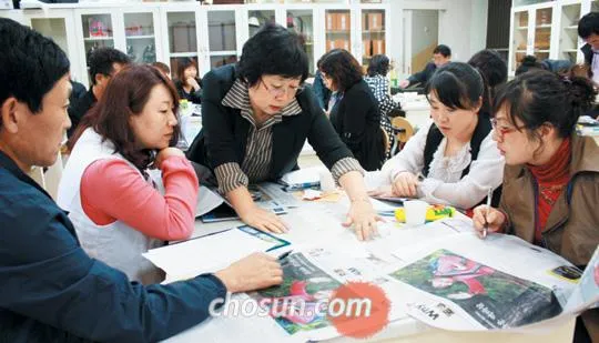 중국 옌볜의 조선족 교사들이 서울 대광초에서 한글 NIE 교수법을 배우고 있다. /박정민 기자
