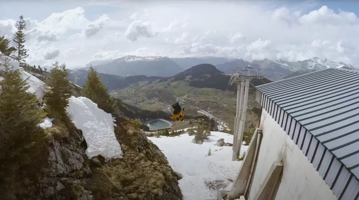 Candide Thovex Franchit le Canyon de la Clusaz en 17 Secondes Éblouissantes