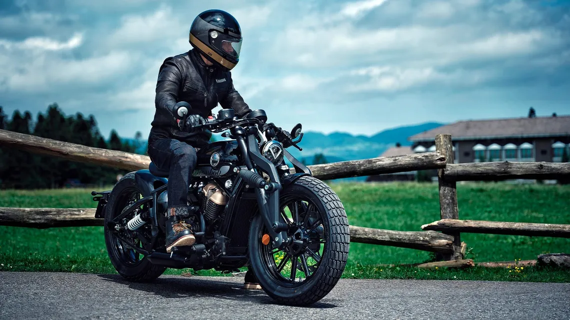 Benda Napoleon Bob 125: motore V-Twin e stile bobber per la patente A1