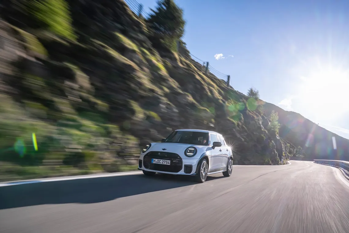 MINI Cooper S 5 porte in Nanuq White: 204 CV, cinque posti e più spazio