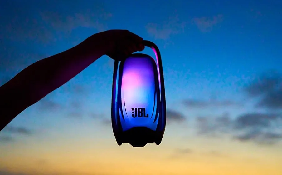 JBL Pulse 6: speaker portatile con luci a 360° e audio AI