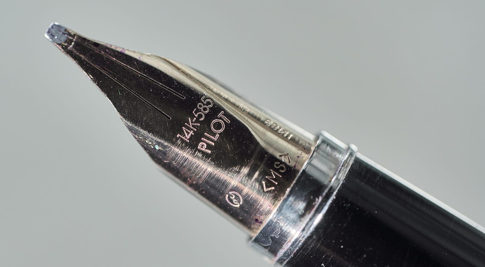 Close up of the 14k gold Music nib on a black Pilot Custom Grandee Tomo