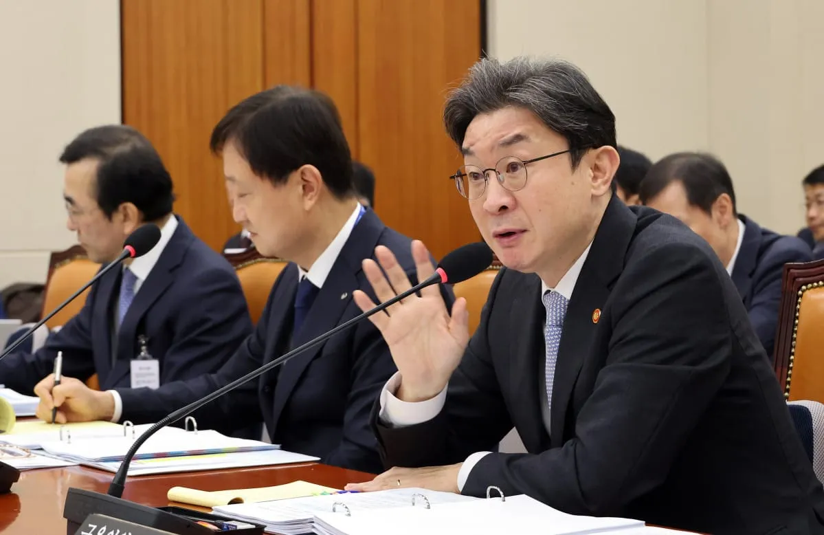 이억원 금융위원장 “가상자산거래소 STO 시장 참여 검토”…스테이블코인 은행 중심 발행도 쟁점