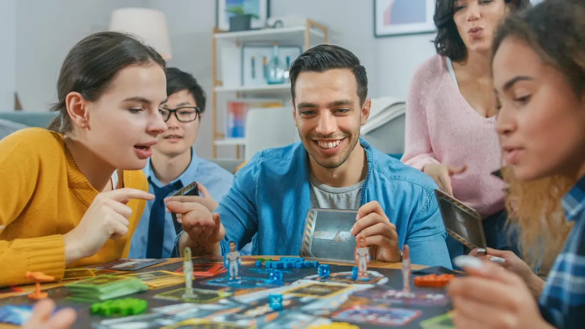 des jeunes jouent à un jeu de société