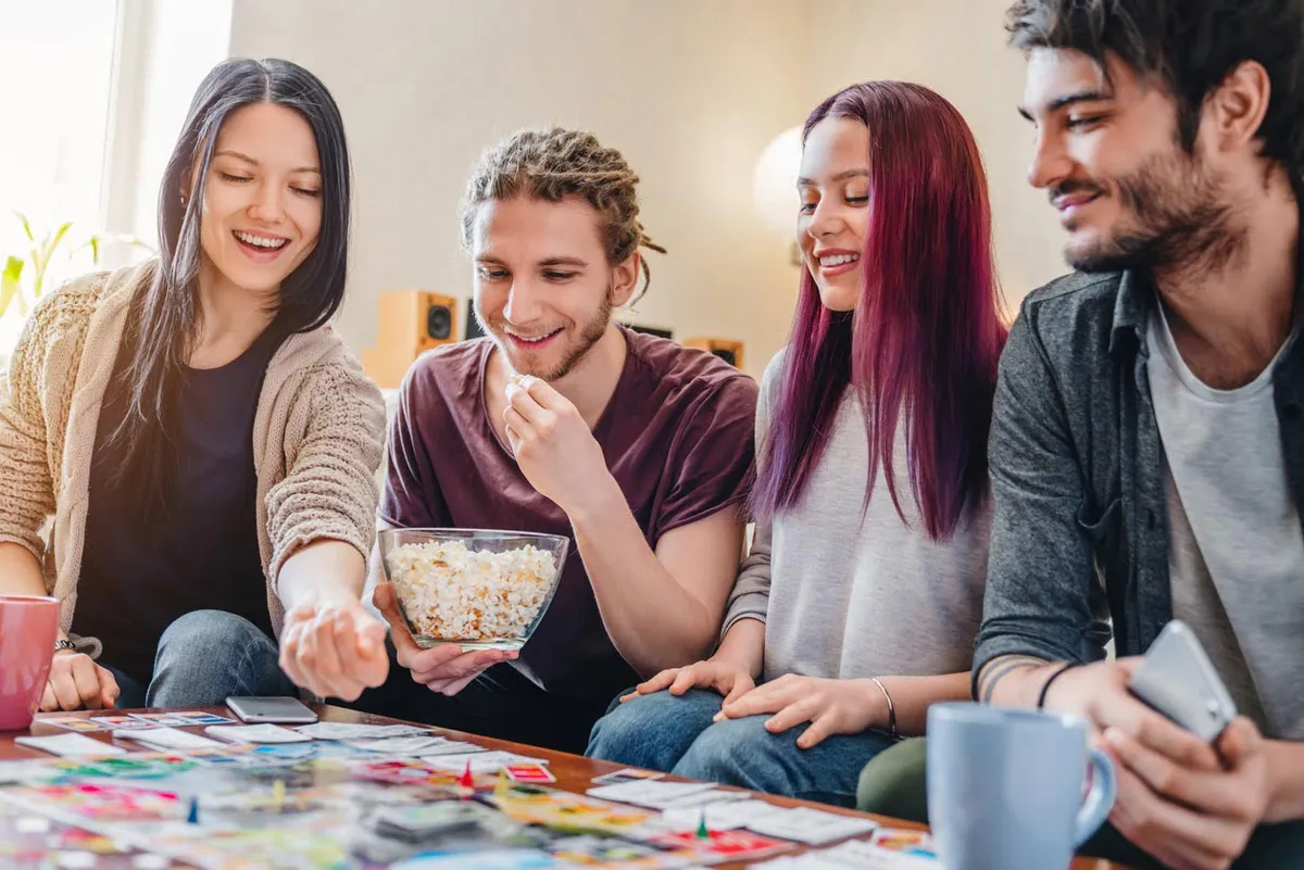 des adultes jouent entre amis