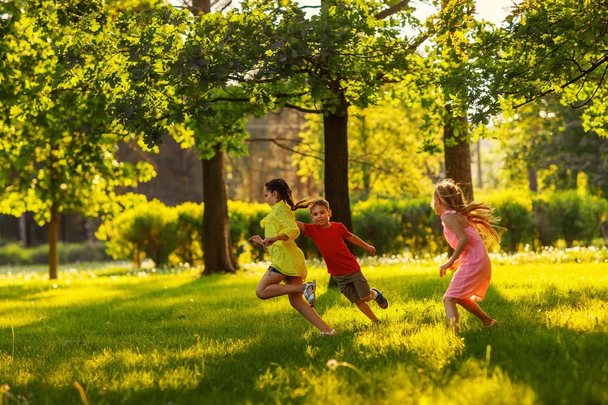 Enfants jouent au jeu de l'épervier