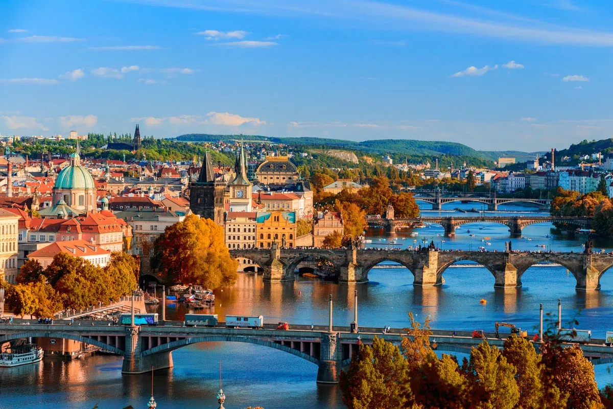 Panorama sur la ville et le pont Charles de Prague