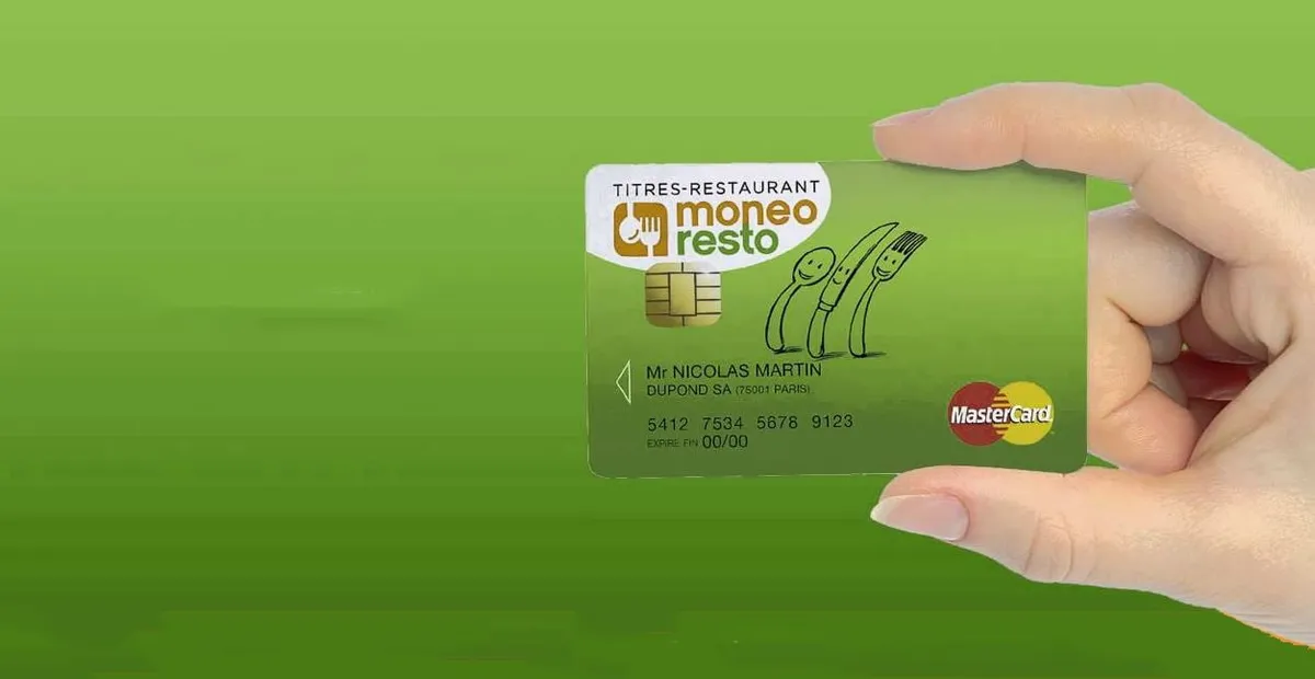 Main Qui Tient Une Carte Moneo Resto